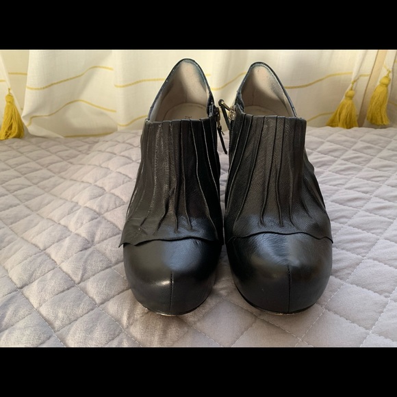 Women’s Hinge Platform Ankle Booties - Picture 2 of 13